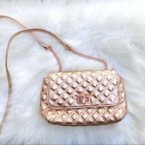 Candie’s • Metallic rose gold quilted crossbody